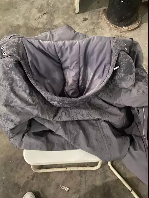 外衣被雨雪打濕，心里卻滿是干勁